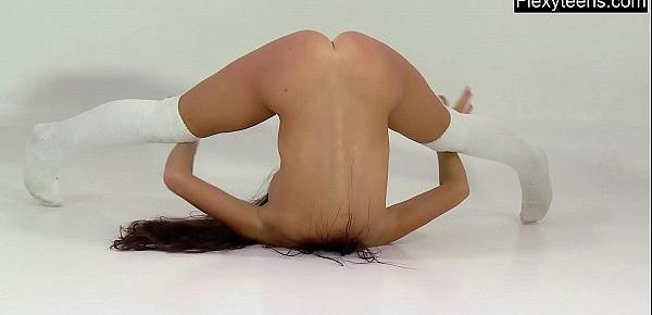  3 nude gymnasts perform splits and more..